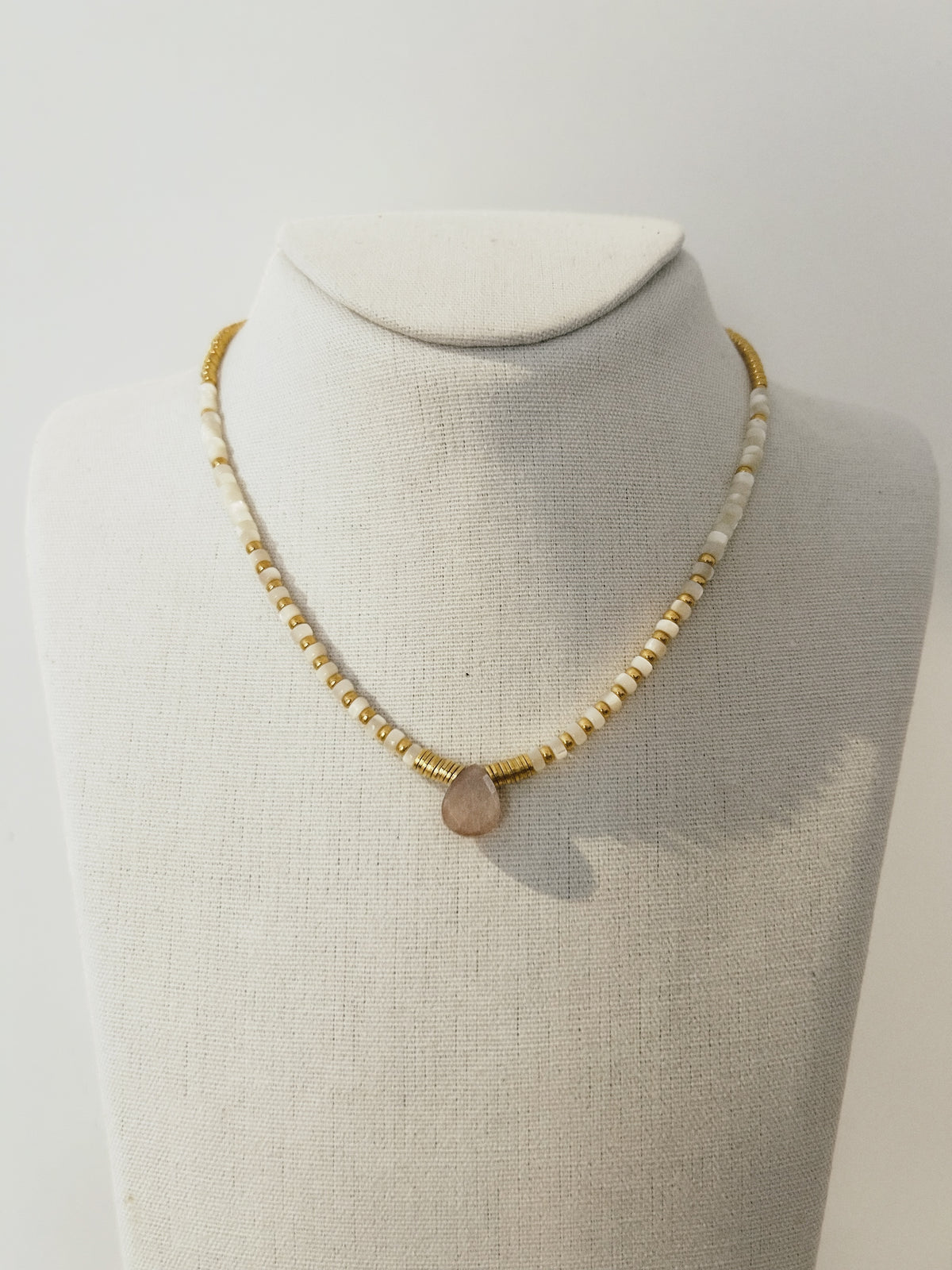 Collier Heishi Nacre Blanche & Perles Dorées - Pendentif Goutte Quartz Rose