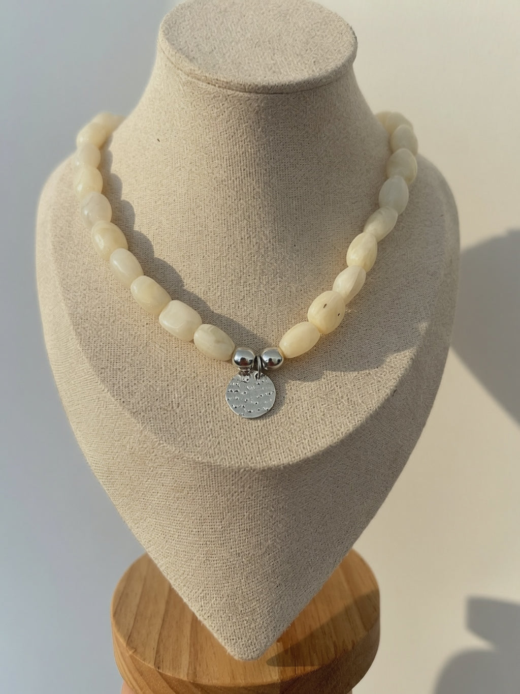 Collier LÉA - Collier Perles Acrylique Marbré Ivoire & Pastille Martelée Argent