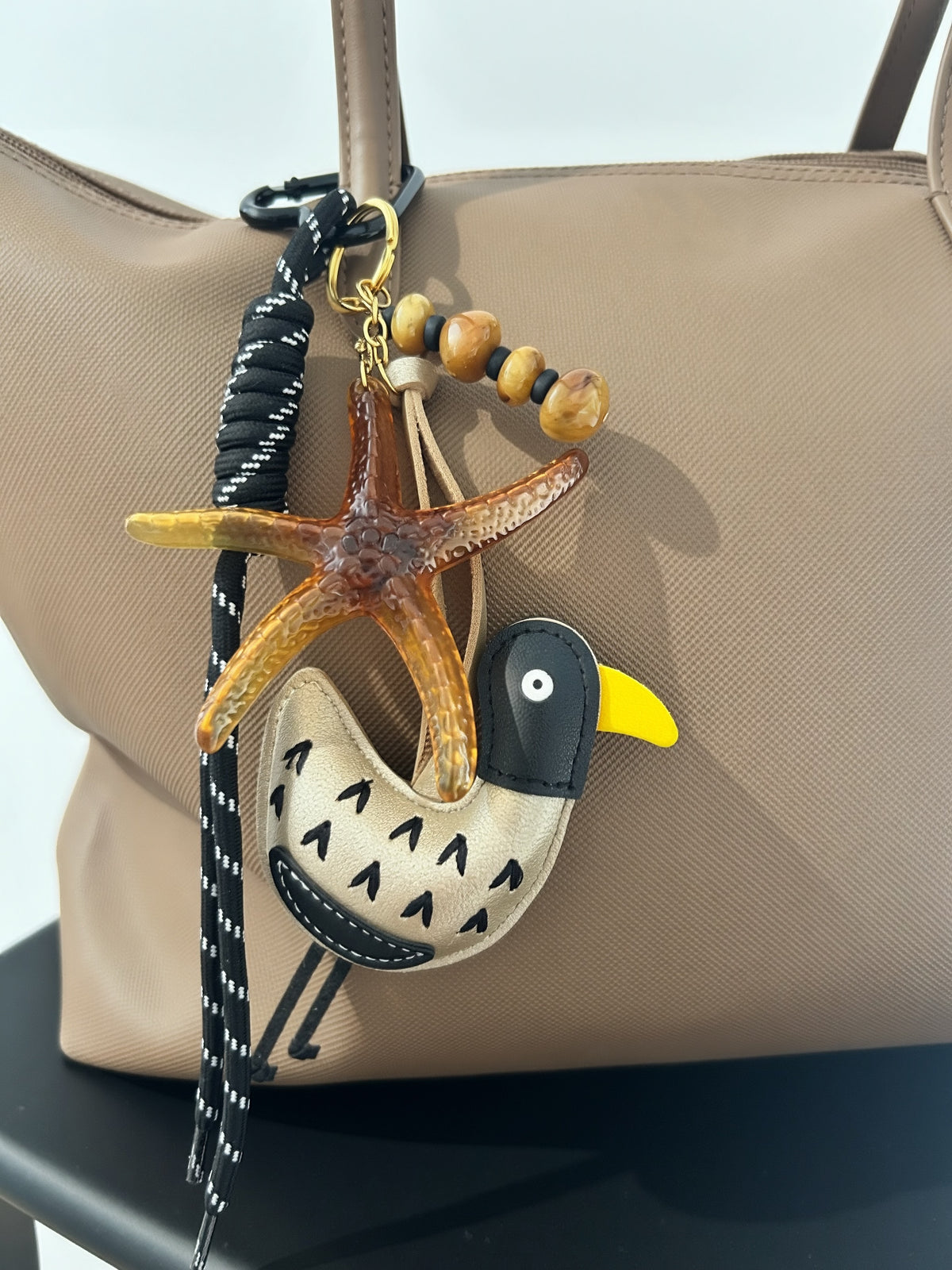 Bijou de Sac Oiseau Doré & Étoile de Mer Ambrée - Mousqueton Cœur Noir - Bijoux Bymadéa