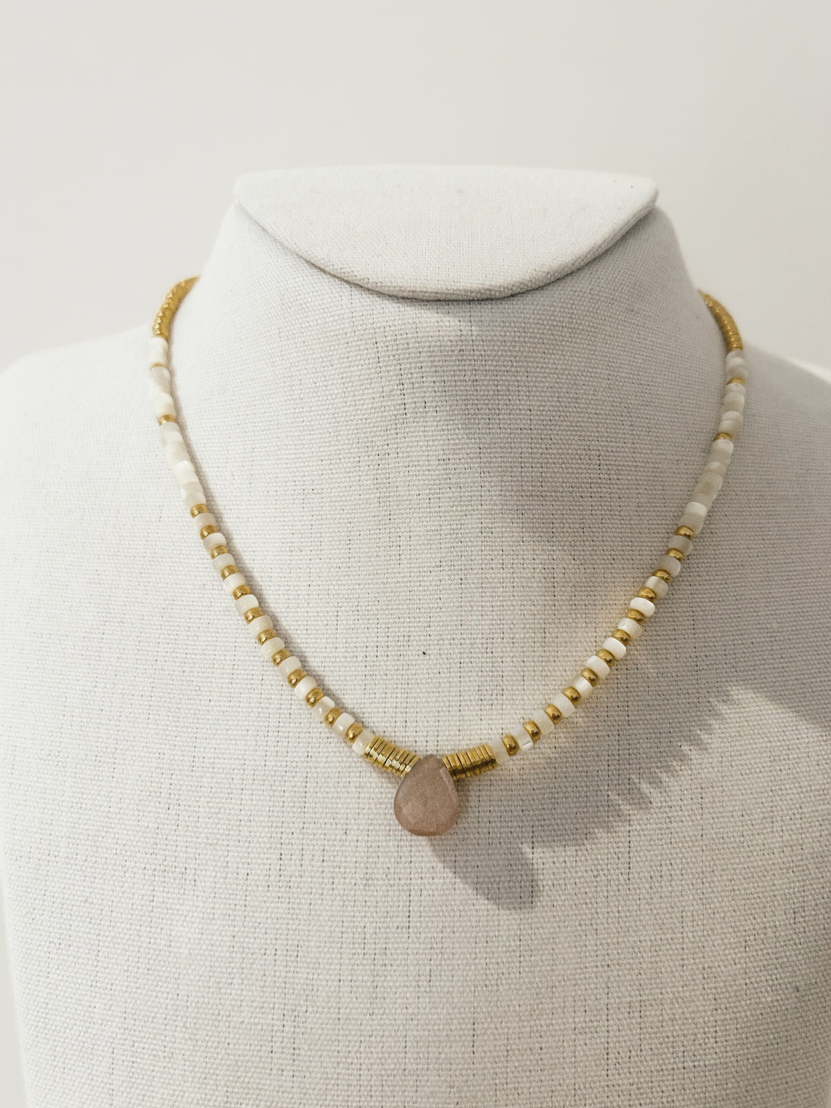 Collier Heishi Nacre Blanche & Perles Dorées - Pendentif Goutte Quartz Rose