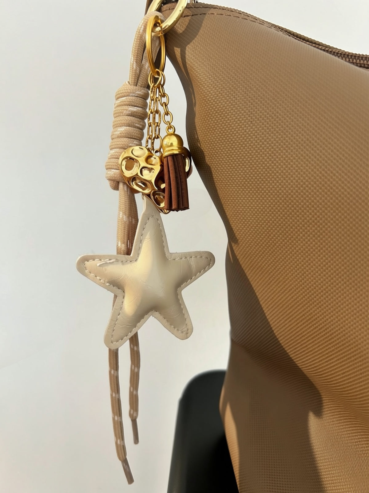 Bijou de Sac Étoile de Mer Beige - Cœur Doré Martelé & Pompon Bohème - Bijoux Bymadéa