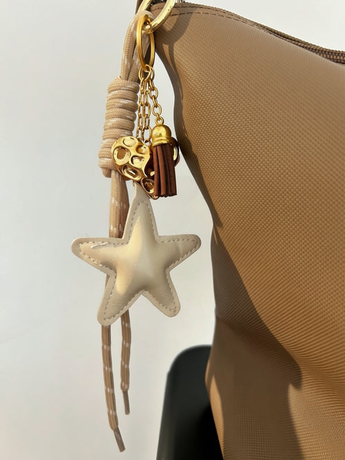 Bijou de Sac Étoile de Mer Beige - Cœur Doré Martelé & Pompon Bohème - Bijoux Bymadéa