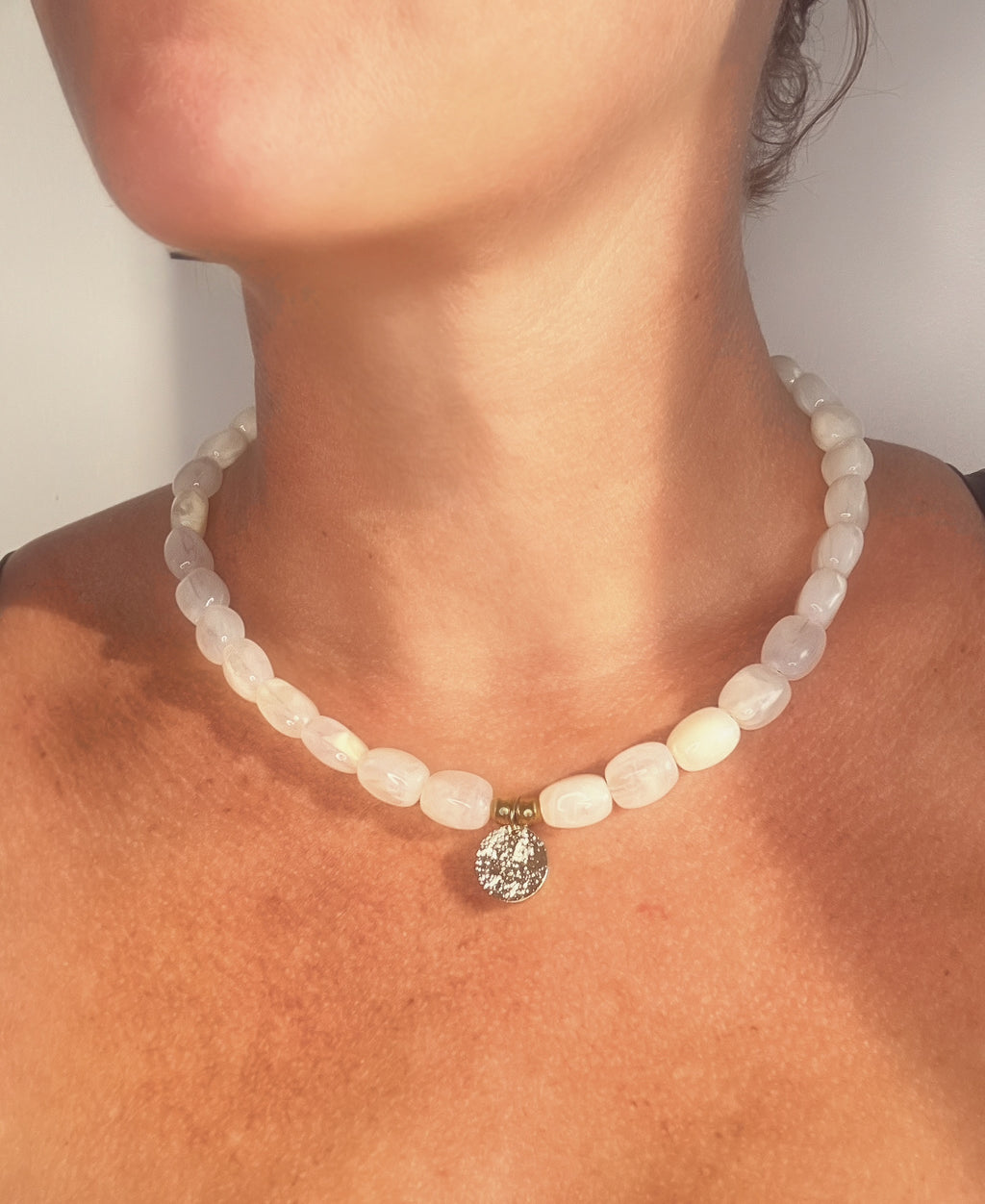 Collier LÉA - Collier Perles Acrylique Marbré Ivoire & Pastille Martelée Argent