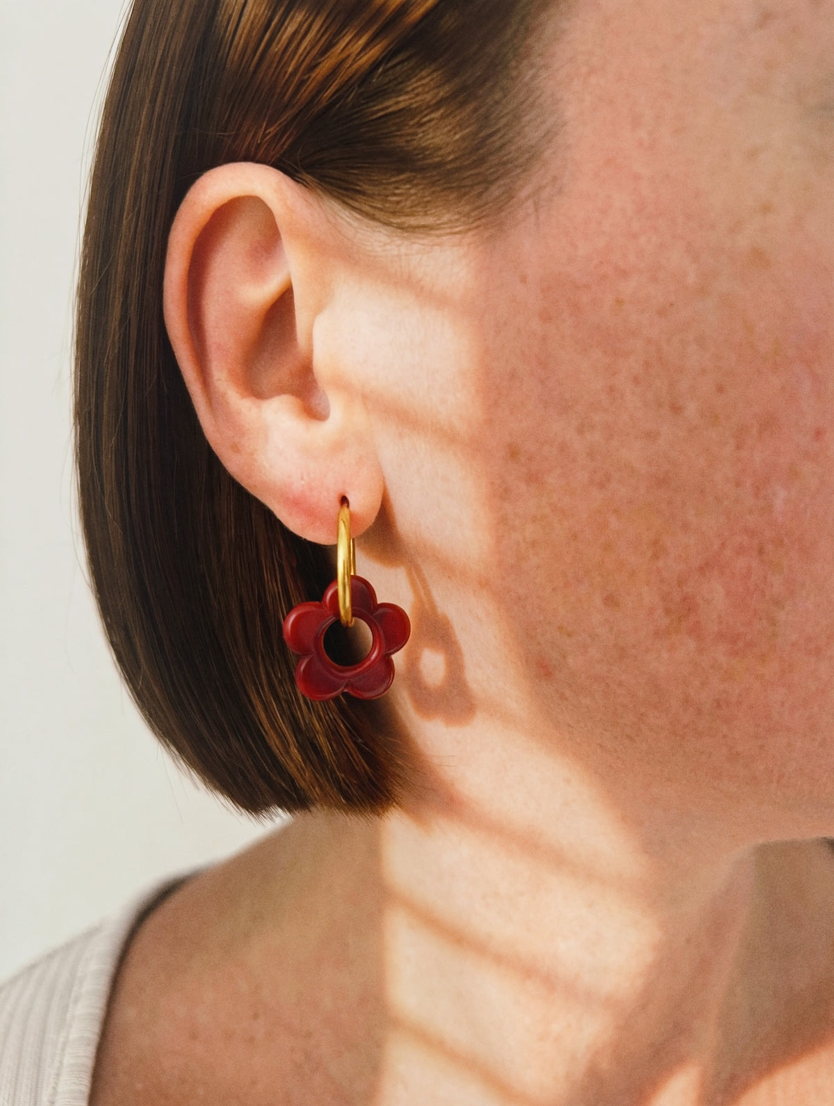 Boucles d'oreilles La Petite Fleur Bordeaux - Créoles inoxydables dorées By Madéa