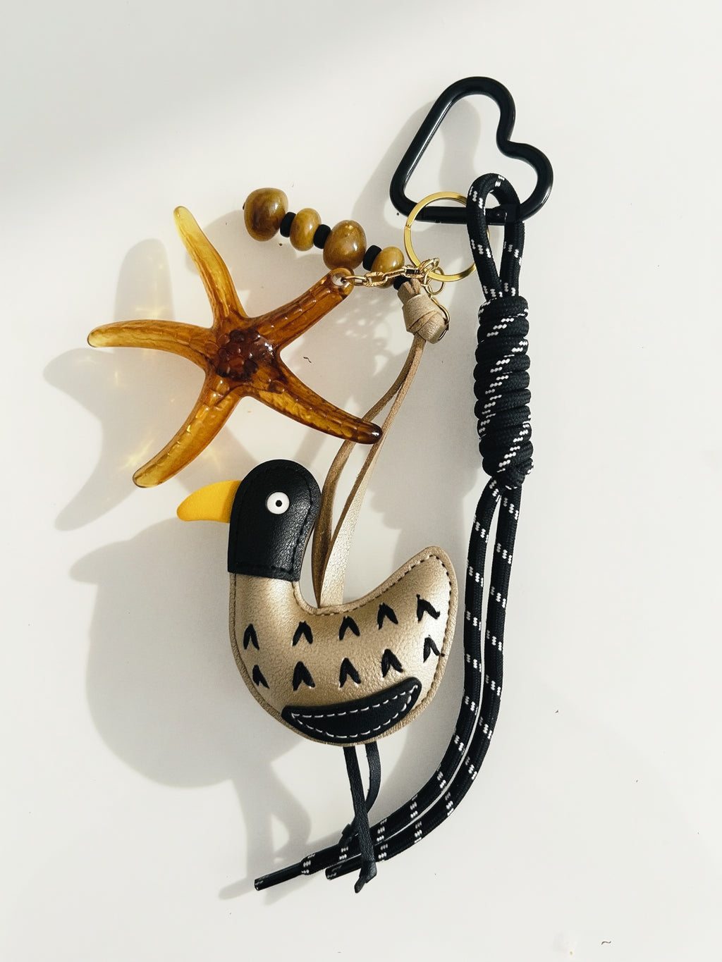 Bijou de Sac Oiseau Doré & Étoile de Mer Ambrée - Mousqueton Cœur Noir - Bijoux Bymadéa