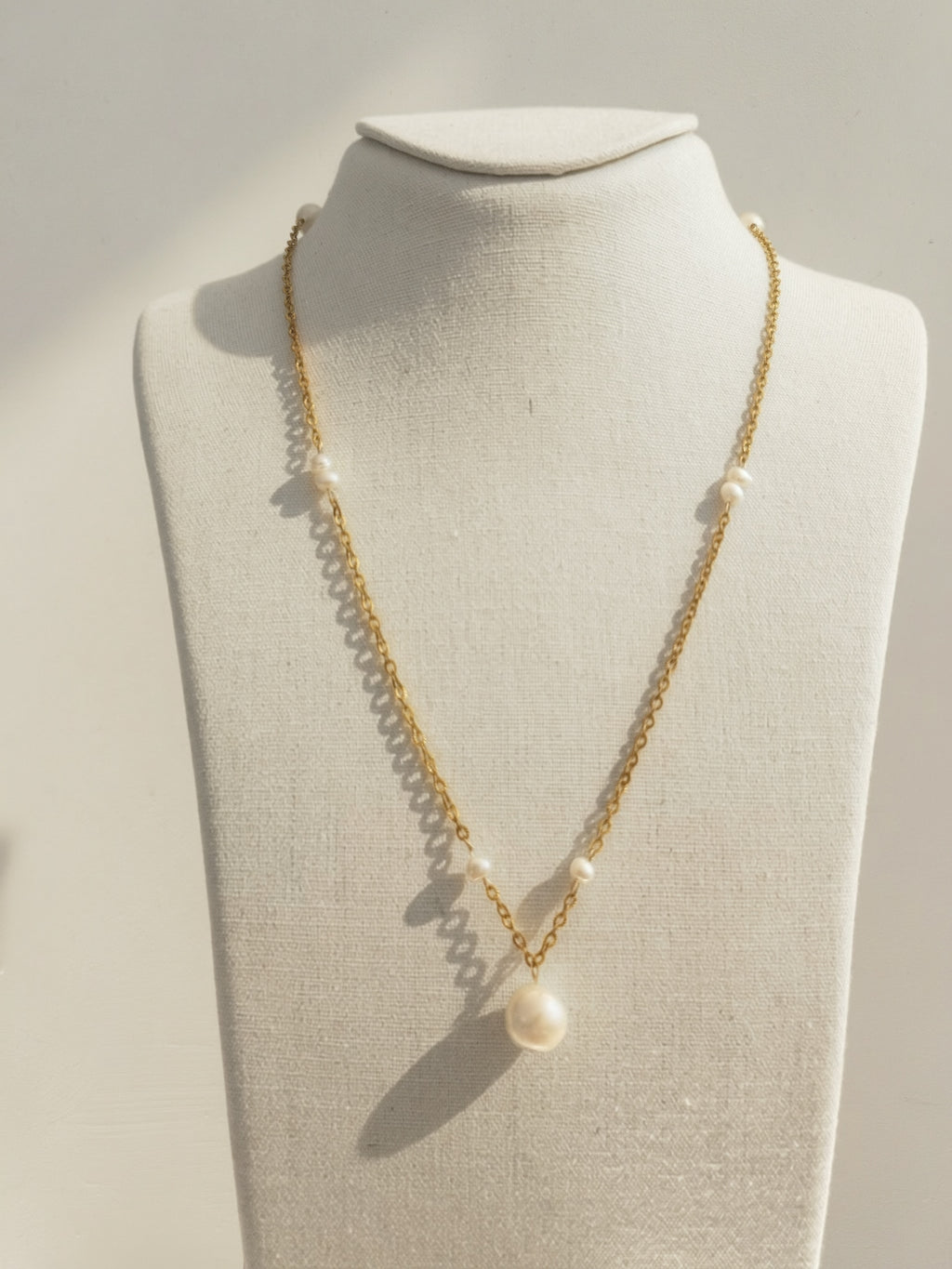 Collier ALIA - Collier dos nu Perles d'eau douce & Acier inoxydable doré