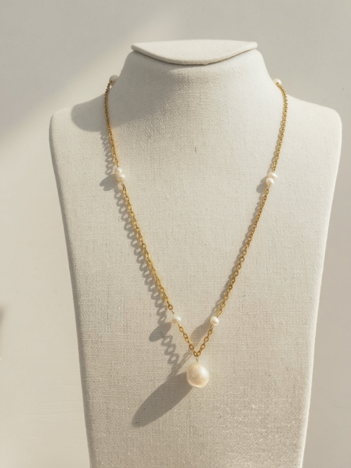 Collier ALIA - Collier dos nu Perles d'eau douce & Acier inoxydable doré