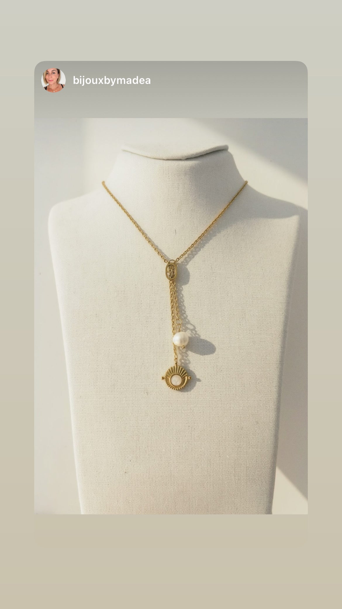 Collier Y Perle Nacrée & Médaillon Soleil - Acier Inoxydable Doré