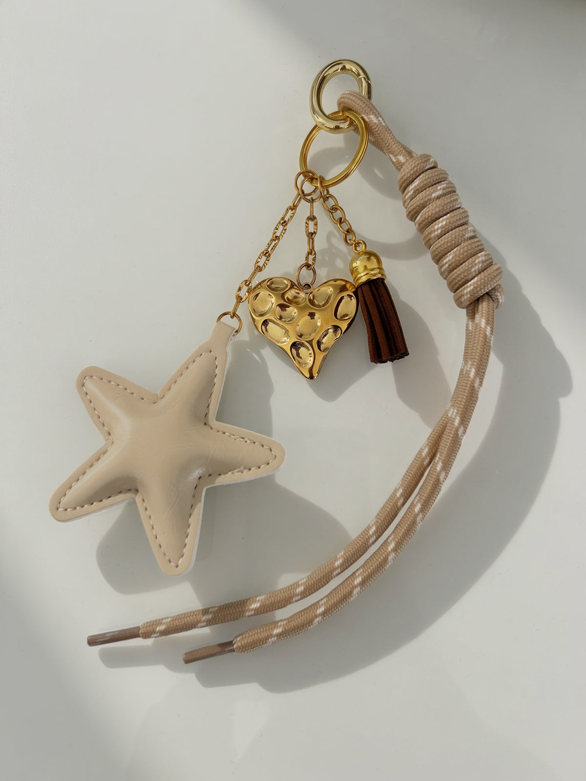 Bijou de Sac Étoile de Mer Beige - Cœur Doré Martelé & Pompon Bohème - Bijoux Bymadéa